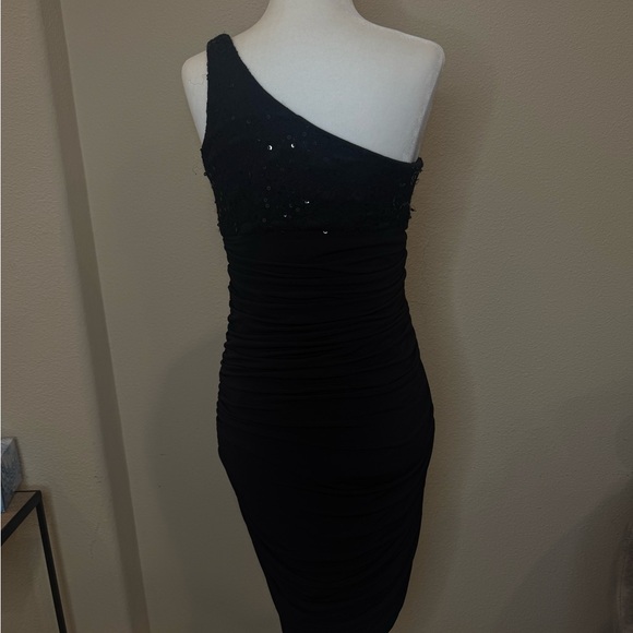 Elegant Black Sequined One-Shoulder Dress - Picture 4 of 5